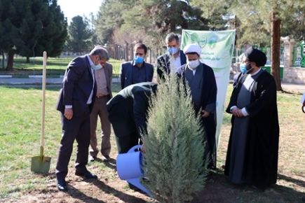 ‌کاشت نهال به دست امام جمعه کرمان در روز درختکاری