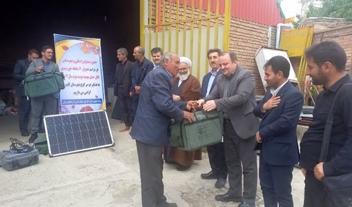 تحویل ۲۰ دستگاه پنل خورشیدی قابل حمل به عشایر دو‌سرکوچ شهرستان کلیبر