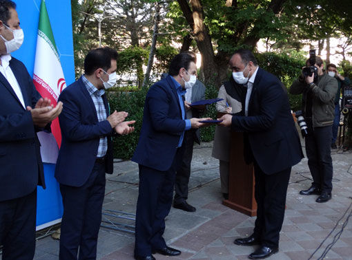 استاندار آذربایجان شرقی از مدیر روابط عمومی سازمان جهادکشاورزی استان تجلیل کر د