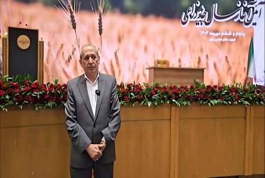 گلخانه‌ها راهبرد اصلی مدیریت بحران آب و نجات کشاورزی استان هستند