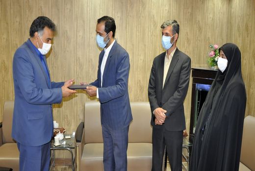 اهدای لوح تقدیر استاندار خراسان جنوبی به رییس سازمان  جهاد کشاورزی 