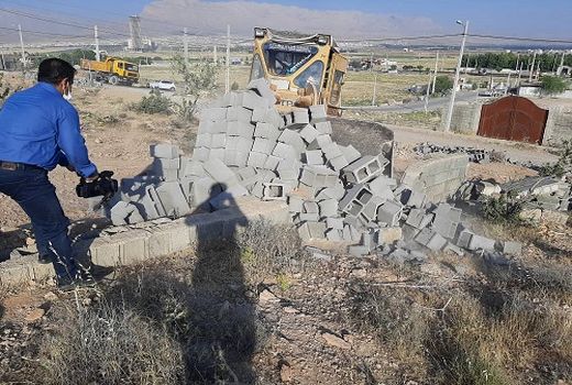 تخریب ساخت و ساز غیر مجاز در اراضی کشاورزی شیراز 