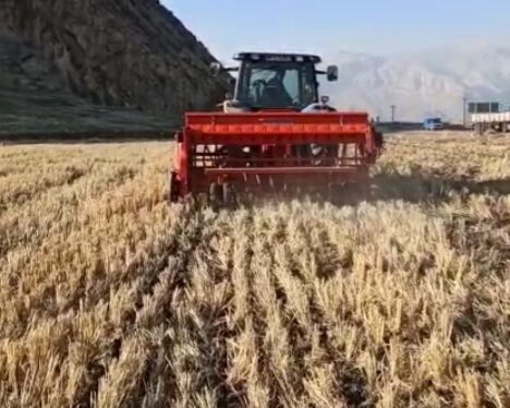 کشت گندم با  دستگاه " happy seeder  " برای اولین بار در فارس