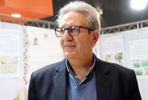 تجلیل از پژوهشگر برتر بخش تحقیقات چغندر قند در فارس