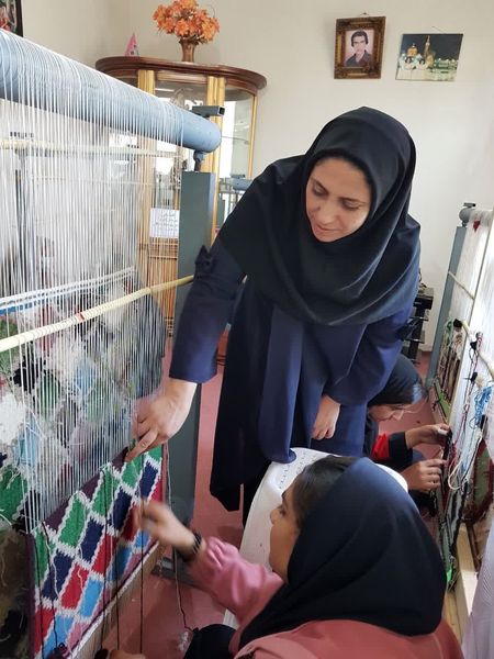 مهارت آموزی ۲۶ نفر از دختران عشایر استان قزوین در گلیم بافی
