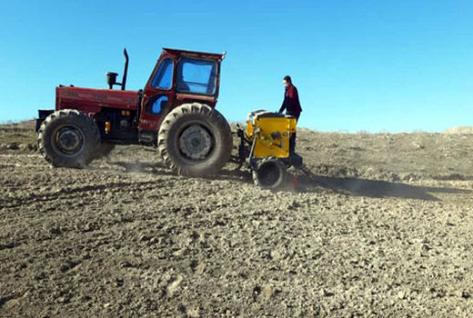 تامین سوخت به موقع و مورد نیاز برای فعالیت ماشین آلات کشاورزی در شهرستان خداآفرین 
