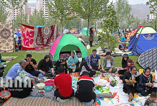 تهرانی‌ها در میان طبیعت برای روز طبیعت