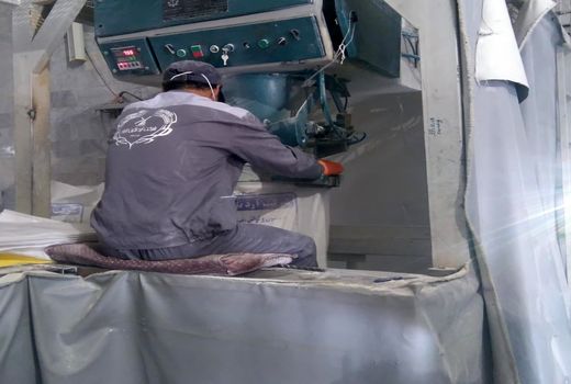 غلتک گران، برق گران، دستمزد بالا