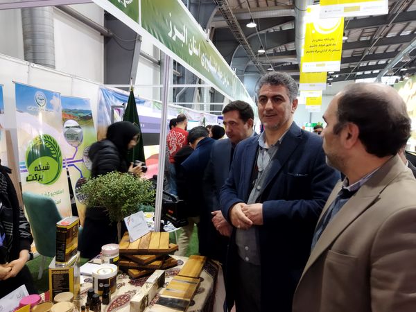 بازدید معاون توسعه مدیریت و منابع وزارت جهاد کشاورزی از غرفه سازمان جهاد کشاورزی استان البرز