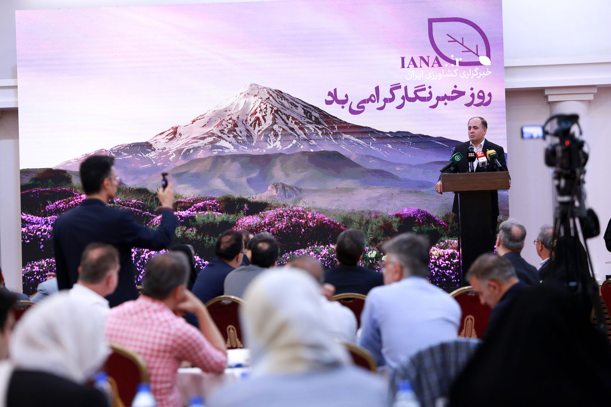  نشست صمیمی خبرنگاران و اصحاب رسانه با وزیر جهاد کشاورزی  