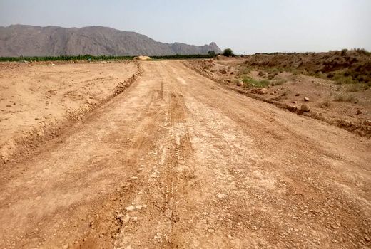 احداث جاده بین مزارع با خودیاری مردمی در استهبان 