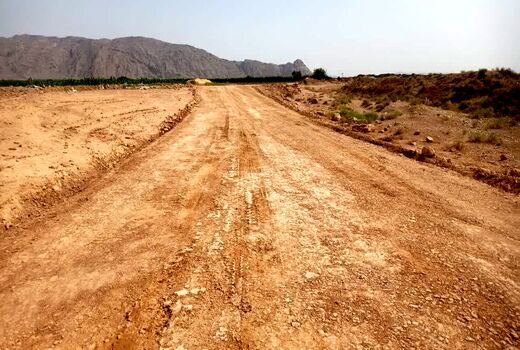 احداث جاده بین مزارع با خودیاری مردمی در استهبان 