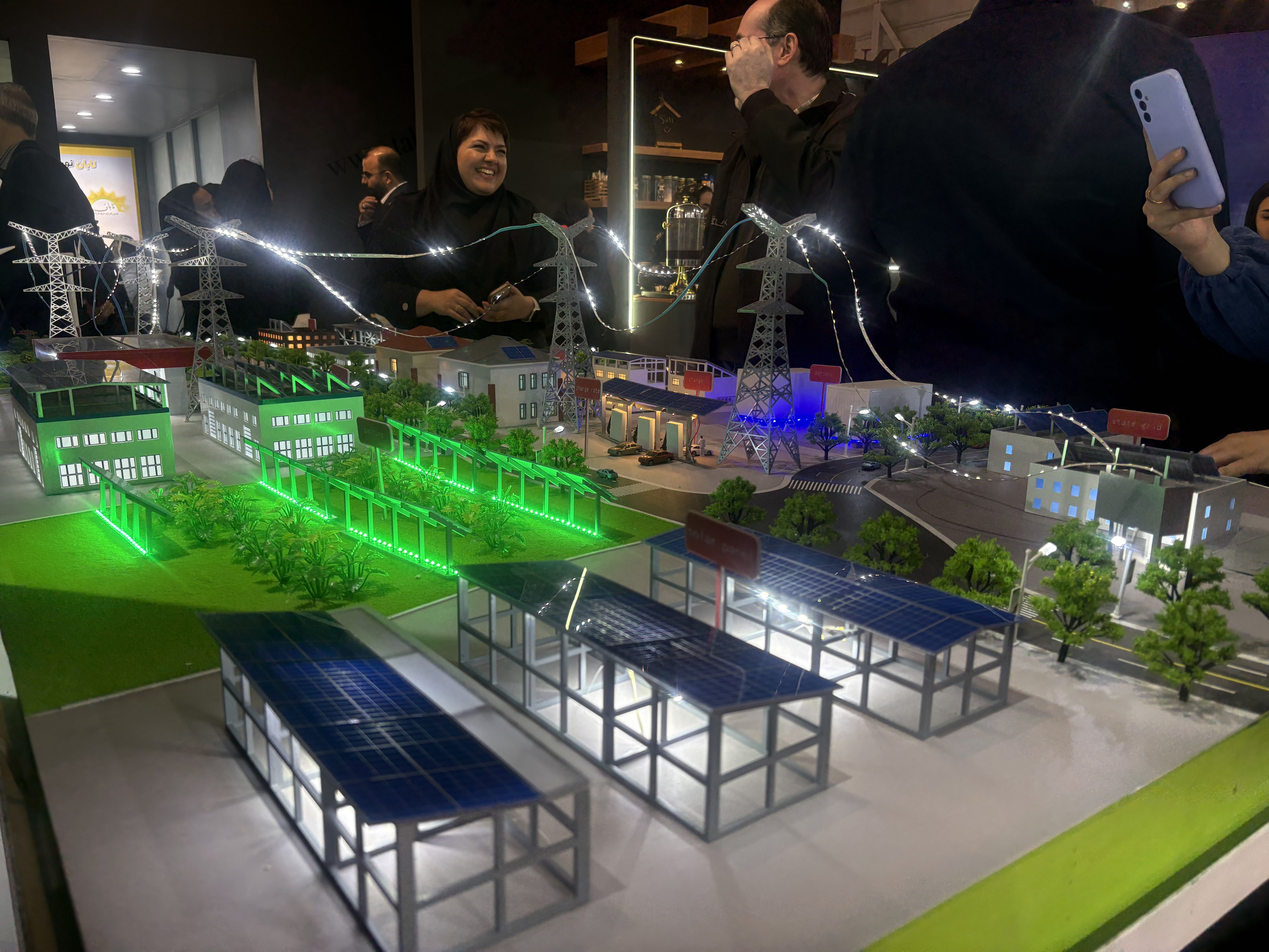 ناترازی برق با توسعه خورشیدی‌ها کاهش می‌یابد/ ناترازی ۳۰ هزار ماگاواتی برق در ساعت اوج مصرف