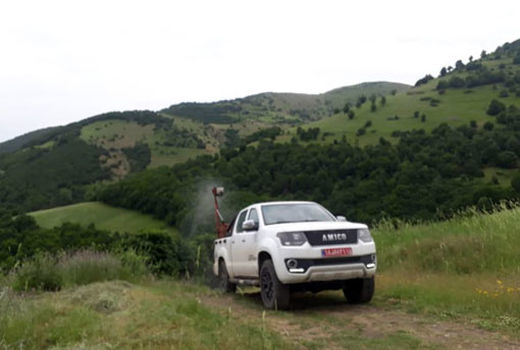 مبارزه با آفت ملخ های مهاجم در شهرستان کلیبـر