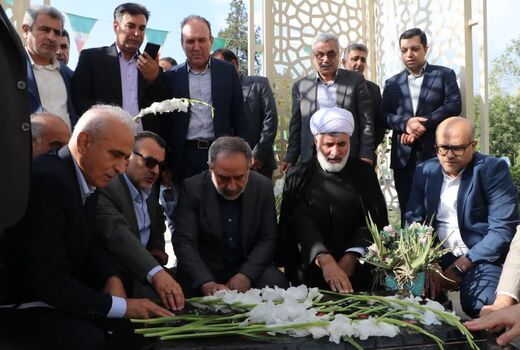رئیس سازمان تعاون روستایی کشور به مقام شهدای قزوین ادای احترام کرد