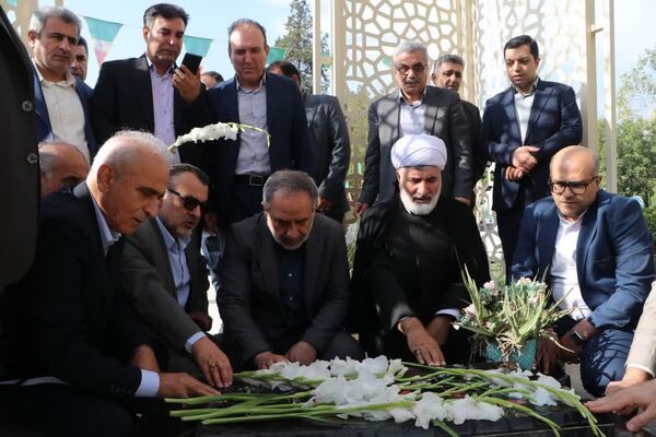 رئیس سازمان تعاون روستایی کشور به مقام شهدای قزوین ادای احترام کرد