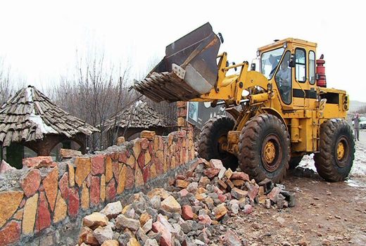 قلع و قمع ۲ فقره ساخت‌وساز غیرمجاز در اراضی کشاورزی شهرستان سامان