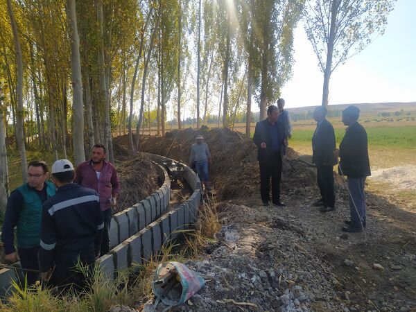 ادامه بهسازی کانال های آبیاری عمومی کشاورزی در شهرستان ورزقان