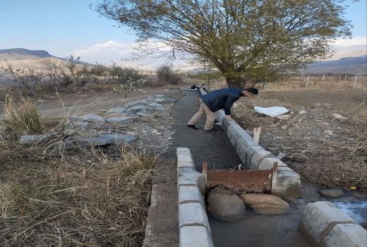 اجرای پروژه‌ احداث کانال آبیاری مدرن در شهرستان ورزقان