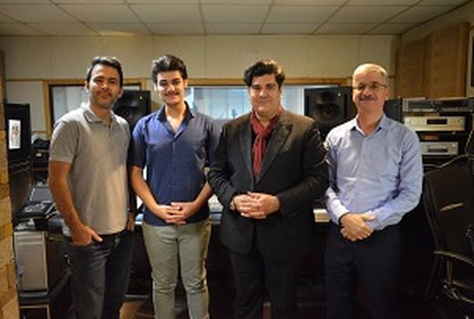 سالار عقیلی برای استاد شجریان می خواند

