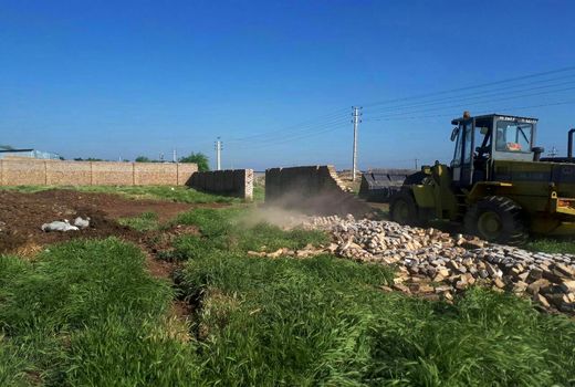 تخریب یازده بنای غیر مجاز در اراضی کشاورزی شهرستان بویین زهرا