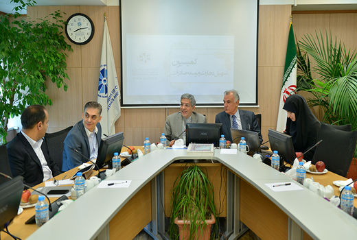 در نرخ 4200 تومانی دلار تجدید نظر شود