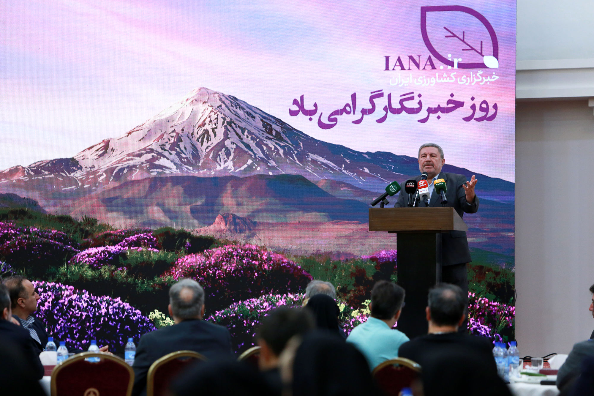  نشست صمیمی خبرنگاران و اصحاب رسانه با وزیر جهاد کشاورزی  