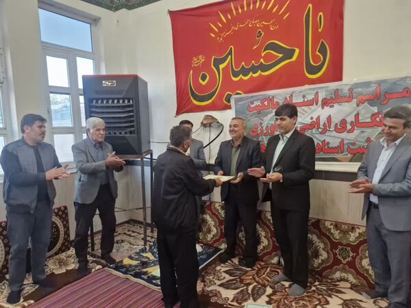تحویل اسناد اراضی کشاورزی روستای قزلجه با حضور مسئولان شهرستان اهر