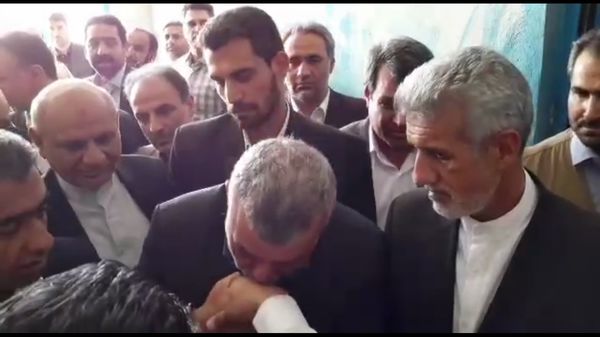 بوسه یک وزیر بر دستان یک بلوچ
