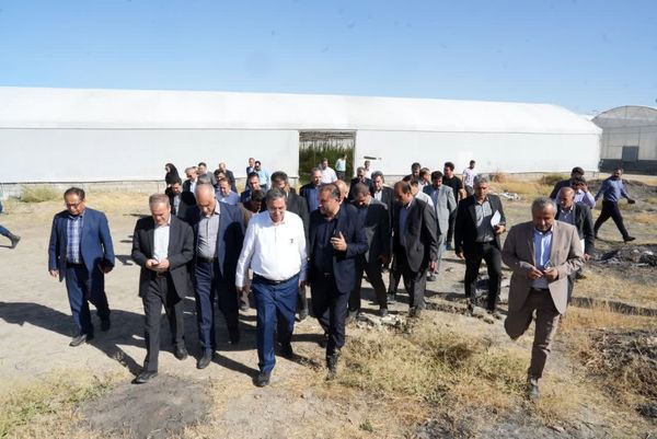 بازدید استاندار آذربایجان‌غربی از شهرک گلخانه‌ای خلیفه‌لو