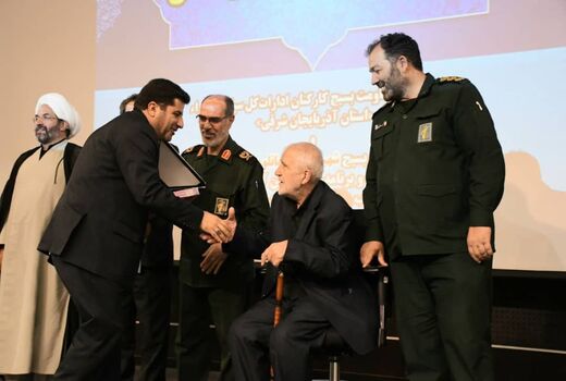 تجلیل فرمانده سپاه عاشورا از رئیس سازمان جهاد کشاورزی آذربایجان شرقی به عنوان مدیر برتر جهادی استان 