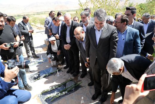 تجدید میثاق وزیر جهاد کشاورزی با شهدای روستای آق تپه خراسان شمالی 