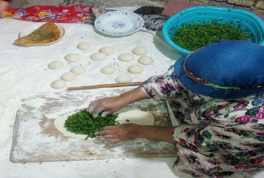 پخت نان محلی خیتاب با استفاده از انواع گیاهان دارویی در شهرستان مرند