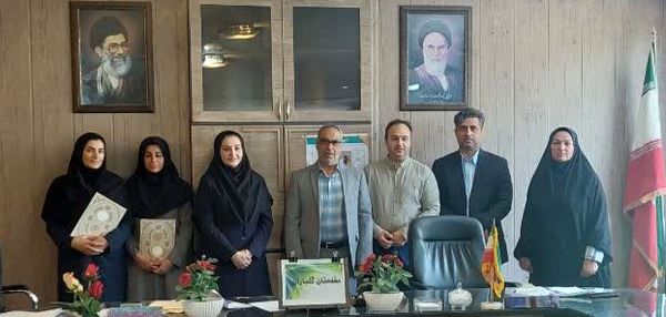 تجلیل از مسئول روابط عمومی و مسئول باغبانی جهاد کشاورزی استهبان