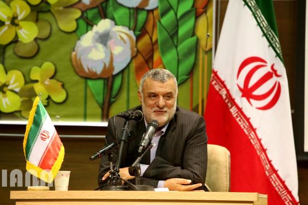 توسعه گلخانه ها راهکار حل سریع دو چالش آب و اشتغال کشور