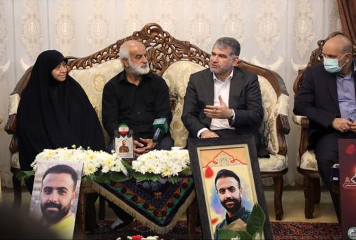 دیدار وزیر جهاد کشاورزی با خانواده شهید امنیت «حسین اجاقی»