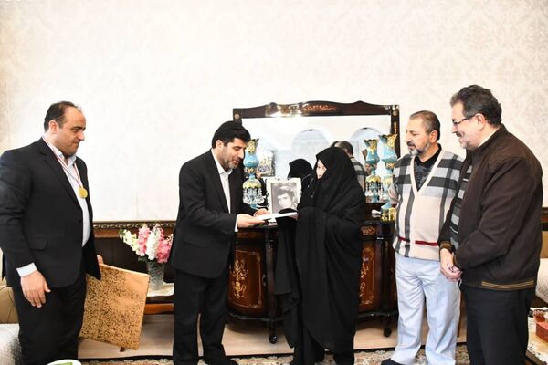تجلیل مادرشهید خلیل پورنهر از رئیس سازمان جهادکشاورزی آذربایجان شرقی به دلیل آرامش بازار کالاهای اساسی