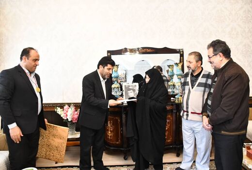 تجلیل مادرشهید خلیل پورنهر از رئیس سازمان جهادکشاورزی آذربایجان شرقی به دلیل آرامش بازار کالاهای اساسی