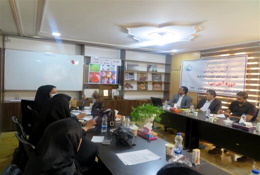 برگزاری کارگاه آموزشی ترویجی مبارزه با آفات و بیماریهای گلخانه ای در بم 