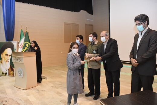 از برگزیدگان مسابقه نقاشی به مناسبت هفته خاک  در آذربایجان شرقی تجلیل شد