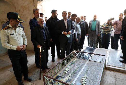 تجدید میثاق وزیر جهاد کشاورزی با شهدای شهرستان «آران و بیدگل» و دیدار با خانواده شهدا