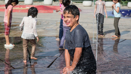 آب بازی در تابستان