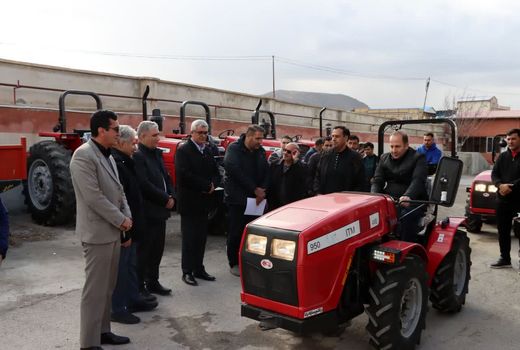 تحویل تراکتورهای باغی به باغداران شهرستان مراغه
