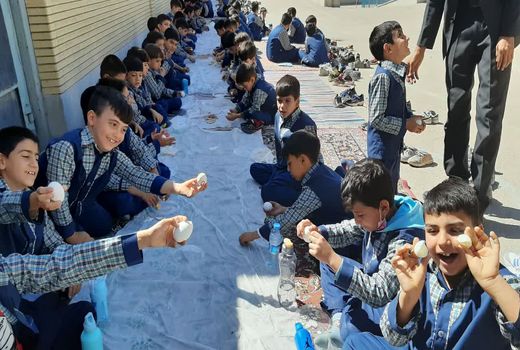 تغذیه صبحانه تخم مرغ در دو مدرسه  شهرستان مبارکه
