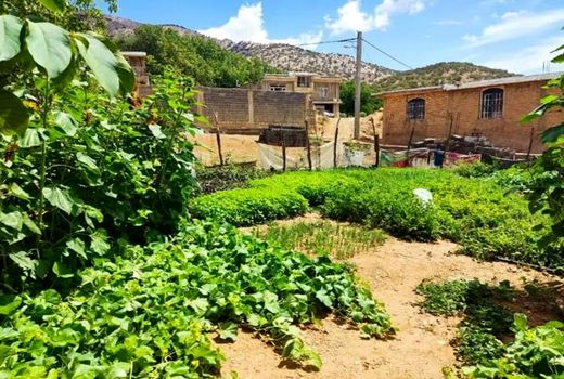 توسعه باغچه های سلامت خانوادگی با هدف ترویج تغذیه سالم درشهرستان ورزقان