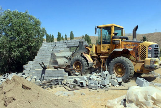 قلع وقمع 4 مورد از ساخت وسازهای غیرمجاز در اراضی کشاورزی روستاهای سیوان و شوردرق شهرستان مرند