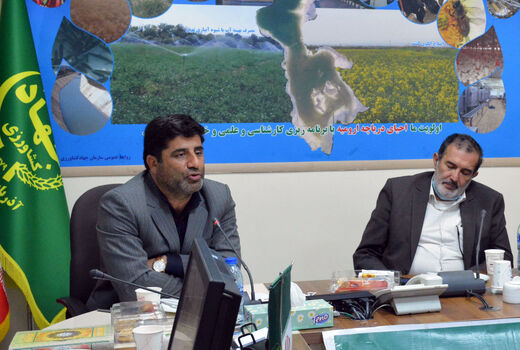 کوچک بودن قطعات کشاورزی و ناکارآمد بودن بازرگانی محصولات است