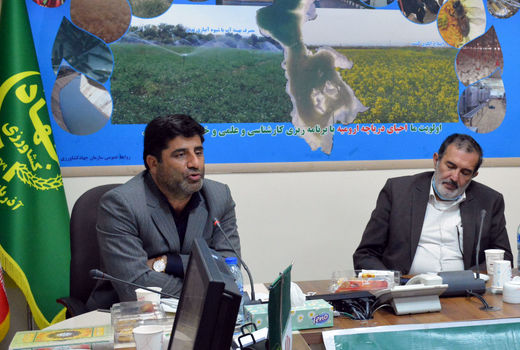 کوچک بودن قطعات کشاورزی و ناکارآمد بودن بازرگانی محصولات است