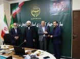 تجلیل از خانواده شهید رحمتی در سازمان جهاد کشاورزی استان آذربایجان شرقی 