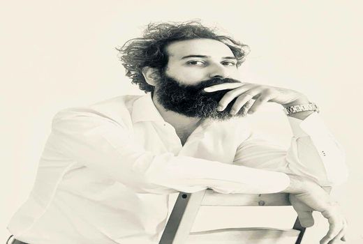 مهران راد پرفورمنس «پیله» را اجرا می کند